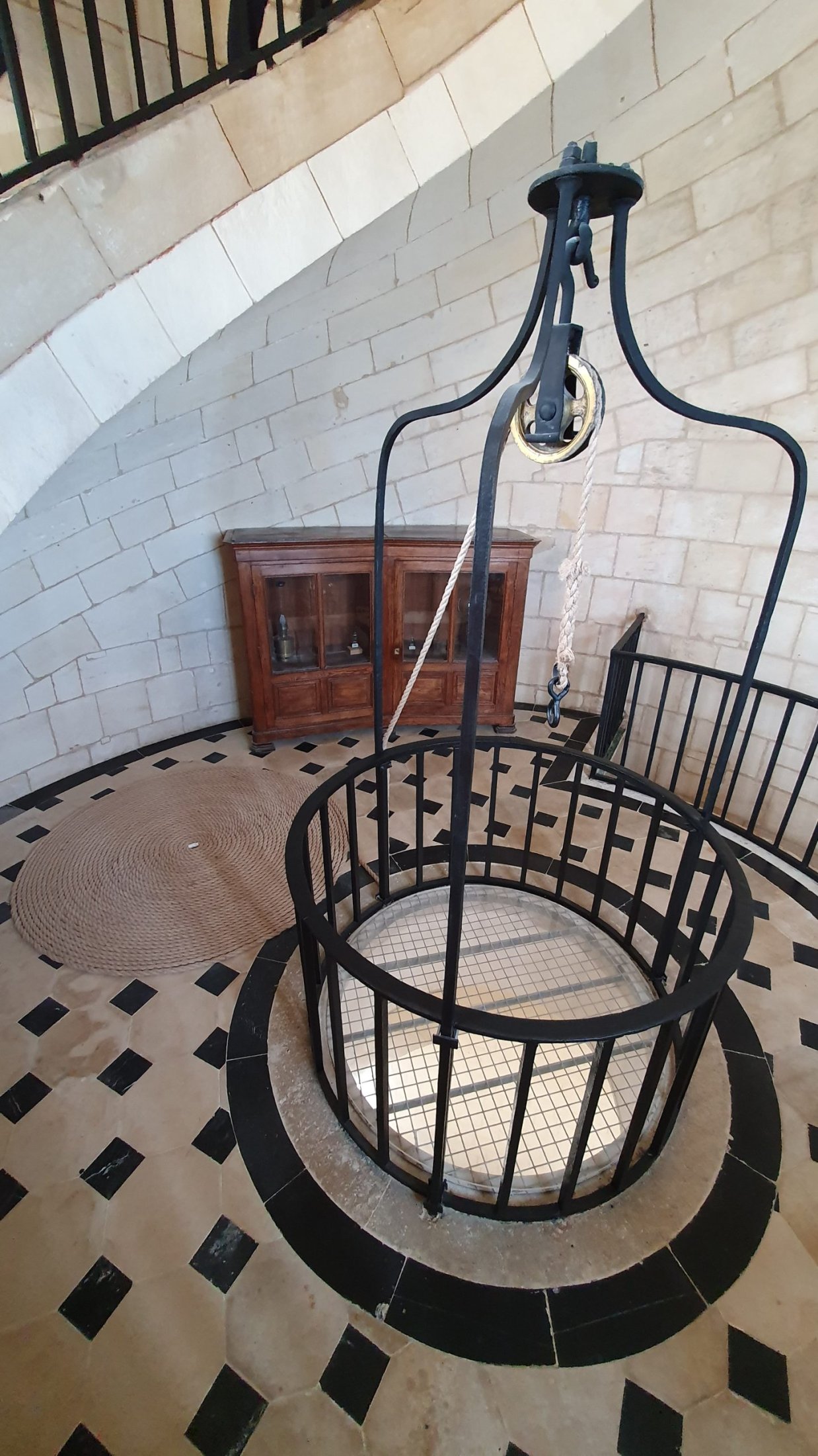 Poulie et cordage qui servait à hisser du matériel en haut du phare.