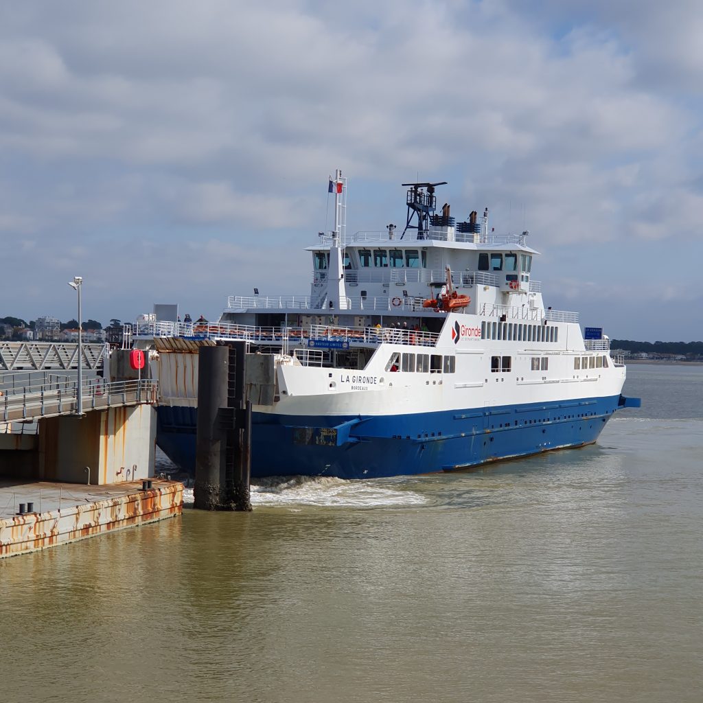 Traversée de l'estuaire de la Gironde avec le bac, entre Royan et Le Verdon-sur-Mer