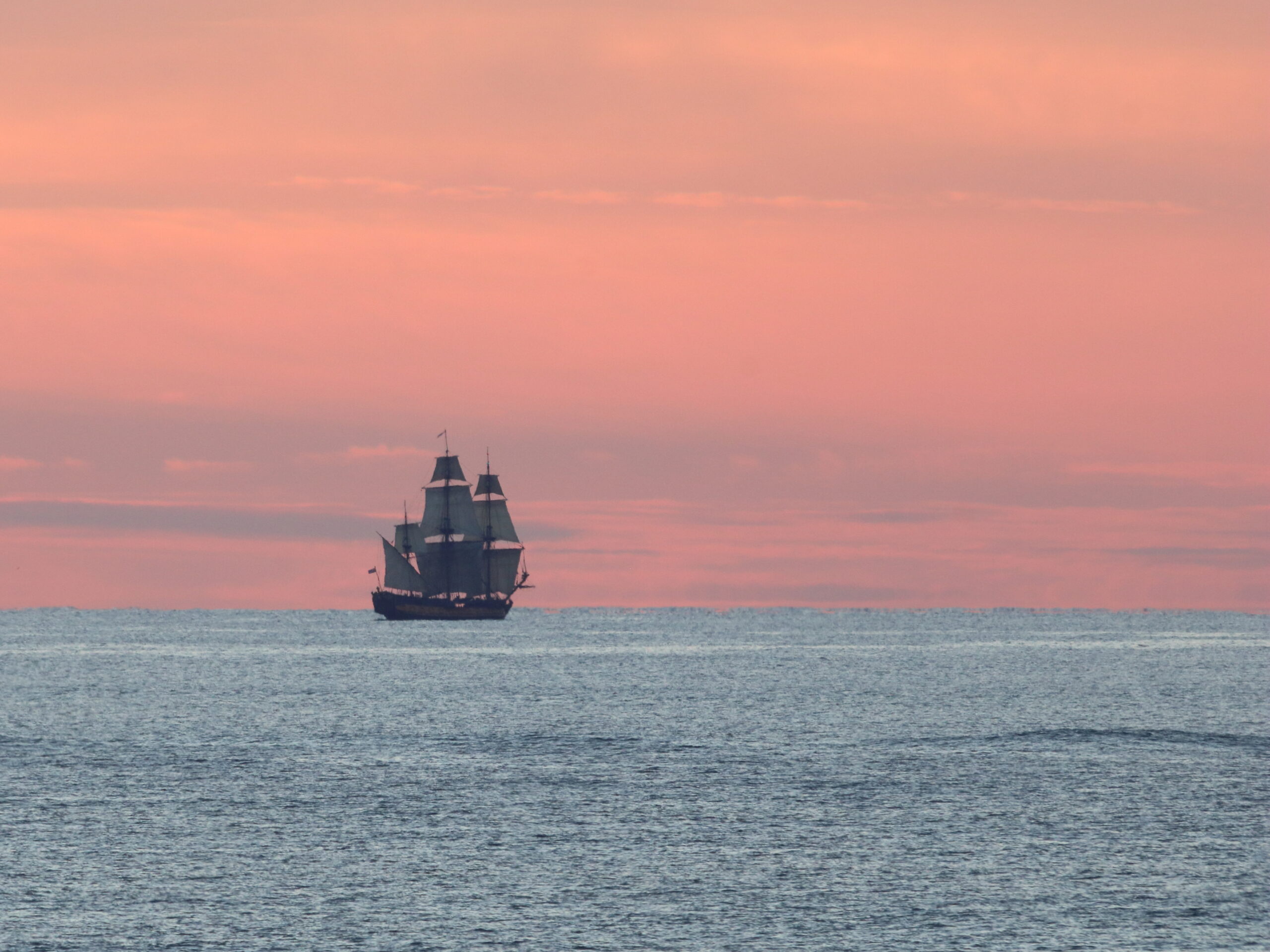 Bateau au large de la plage du Petit Nice, à la tombée de la nuit.